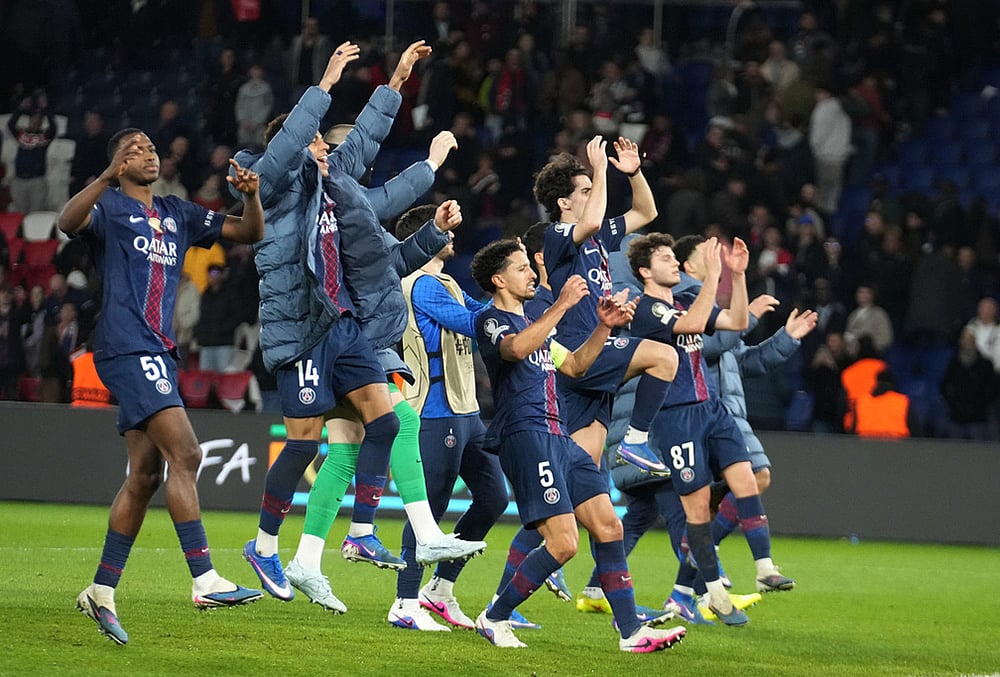 | Photo: AP/Michel Euler : Paris Saint-Germain players celebrate after a Champions League second leg playoff soccer match between Paris Saint-Germain and Monaco in Paris.