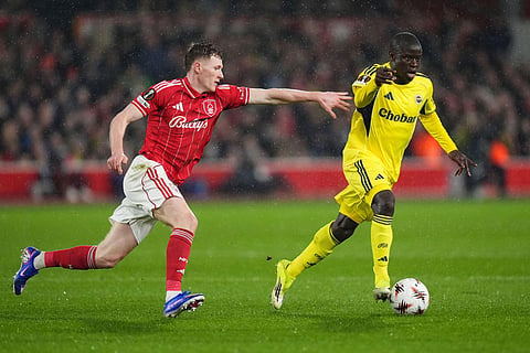Nottingham Forest's Elliot Anderson, left, and Fenerbahce's N'Golo Kante in action during the Europa League knockout phase play-off second leg match between Nottingham Forest and Fenerbahce in Nottingham, England.