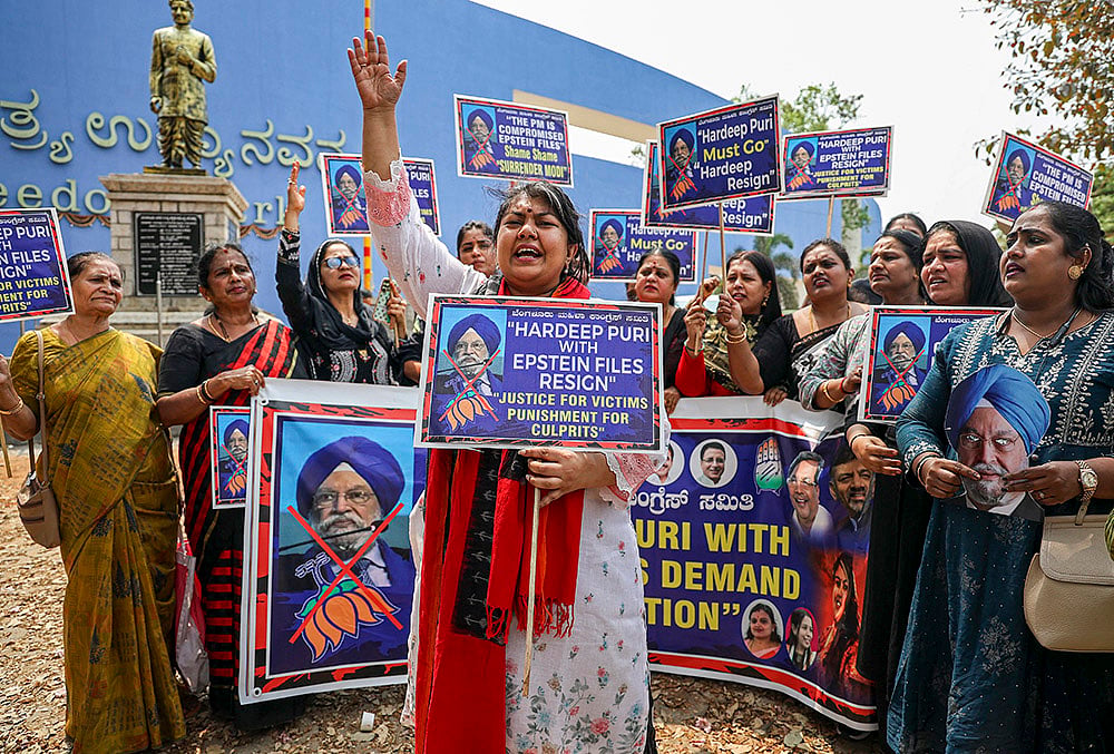 Congress protest against Hardeep Puri