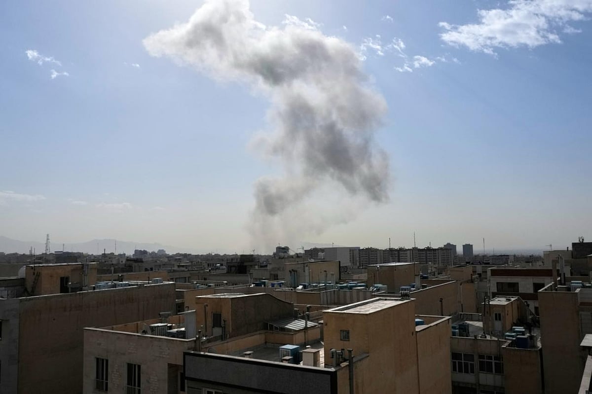AP : Israel launches strikes on Iran 