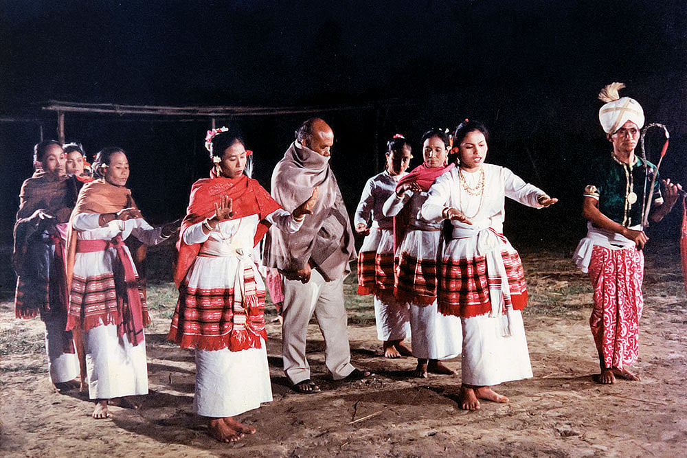  Manipuri filmmaker and composer Aribam Syam Sharma (centre) on the film set of Ishanou
