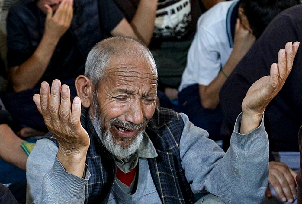 People mourn Khameneis death in Jammu