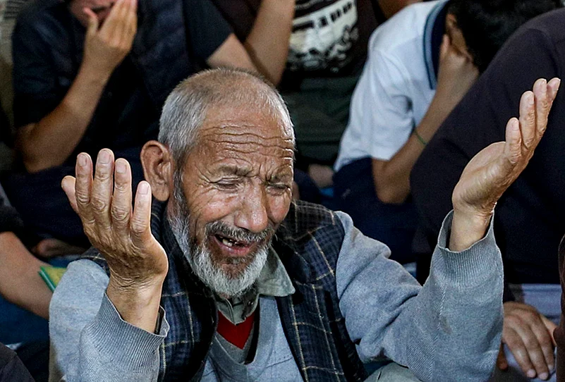 People mourn Khameneis death in Jammu