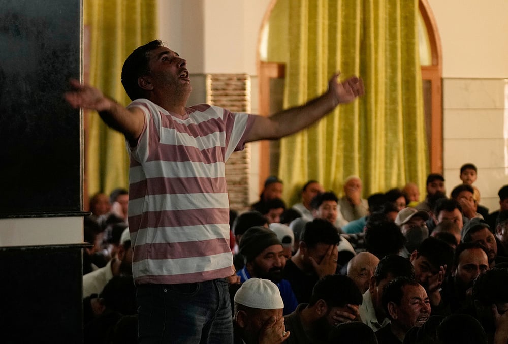 Mourning crowd Tehran photo