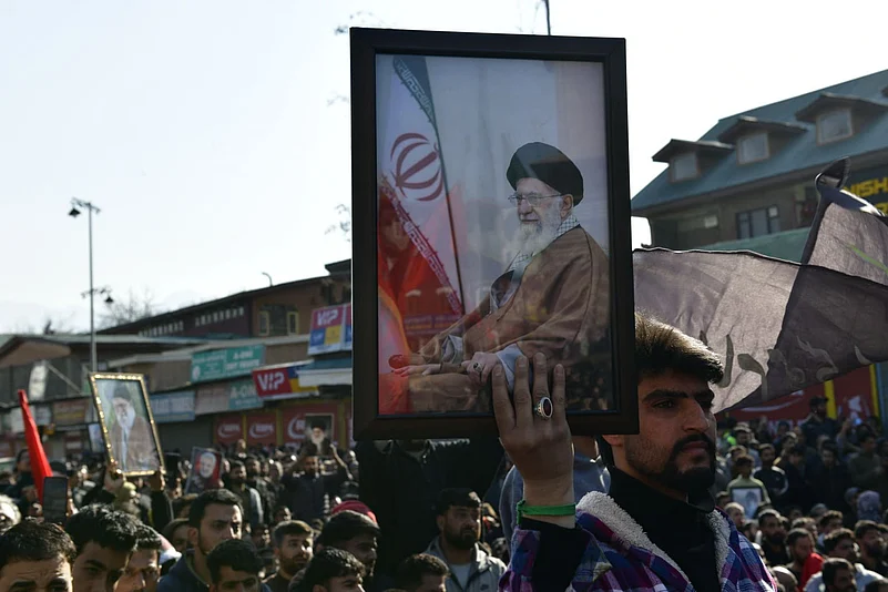 Ayatollah Khamenei supporters protest