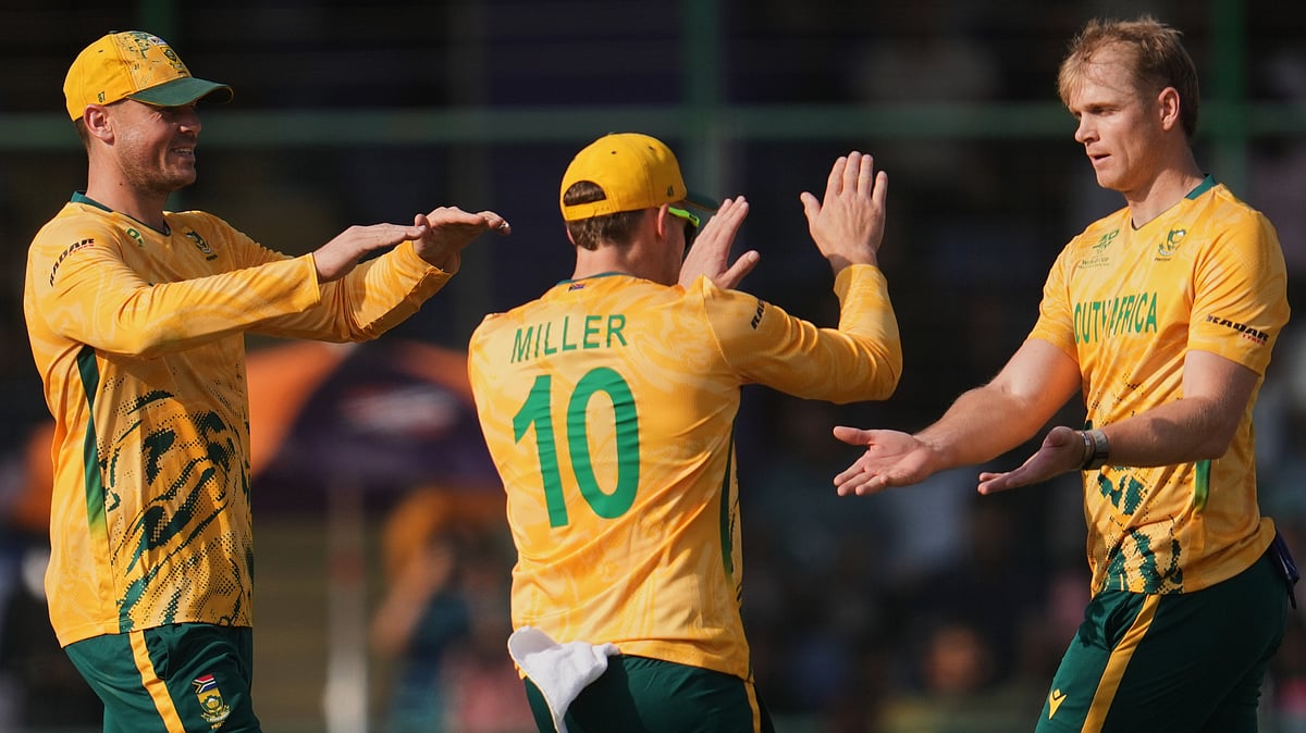 | Photo: AP/Manish Swarup : South Africa's Corbin Bosch, right, celebrates with teammates the wicket of Zimbabwe's Tony Munyonga during the T20 World Cup cricket match between South Africa and Zimbabwe in New Delhi, India, Sunday, March 1, 2026. 