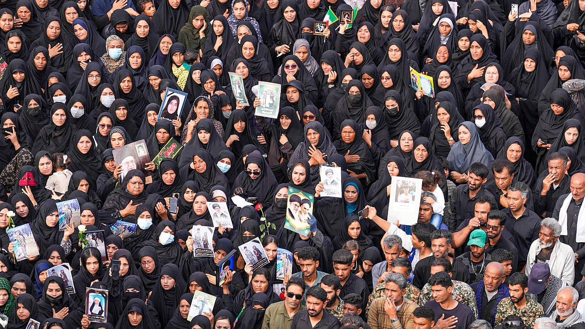 Photo: IMAGO / Anadolu Agency : Funeral held for children who lost their lives in US-Israeli attack on Iranian Primary School MINAB, IRAN - MARCH 03: Mourners gather during a funeral ceremony for children, who lost their lives after a primary school in Iran’s Hormozgan province was targeted in US and Israeli attacks, on March 03, 2026 in Minab, Iran. Thousands of people, including families and officials, attended the ceremony.