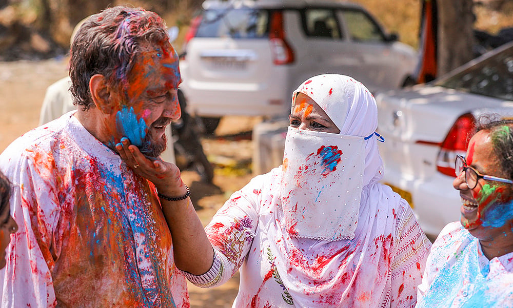 Nawab Raunaq Yar Khan plays Holi
