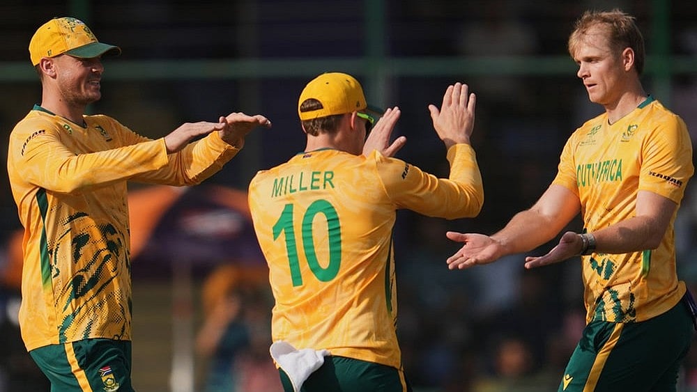 | Photo: AP/Manish Swarup : South Africa's Corbin Bosch, right, celebrates with teammates the wicket of Zimbabwe's Tony Munyonga during the T20 World Cup cricket match between South Africa and Zimbabwe in New Delhi.