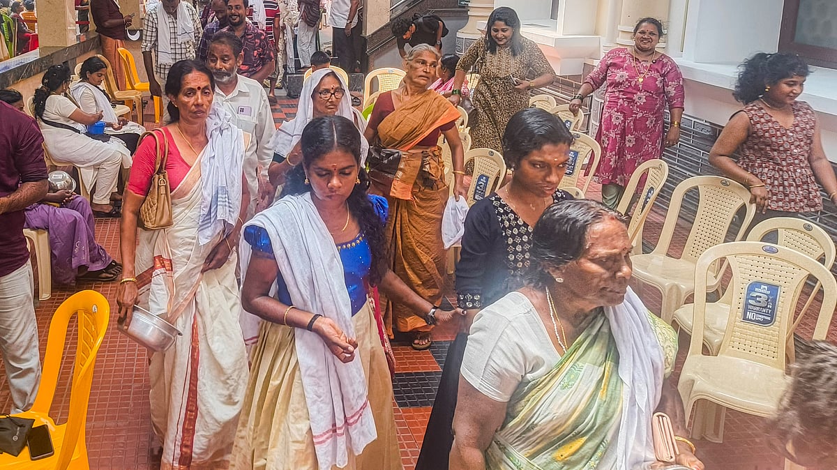 Photo: N.K. Bhoopesh : Hindu devotees inside a masjid, in Thiruvanathapurm