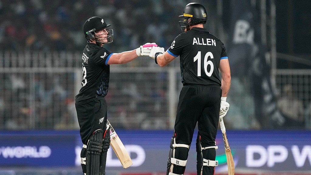 AP Photo/Bikas Das : New Zealand's Tim Seifert, left, and batting partner Finn Allen touch gloves during the first T20 World Cup cricket semifinal match between New Zealand and South Africa in Kolkata, India, Wednesday, March 4, 2026.