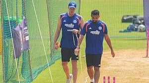 AP Photo/Rafiq Maqbool : India's bowling coach Morne Morkel, left, and India's Varun Chakravarthy attends a training session ahead of their T20 World Cup cricket semi final match against England in Mumbai, Wednesday, March 4, 2026