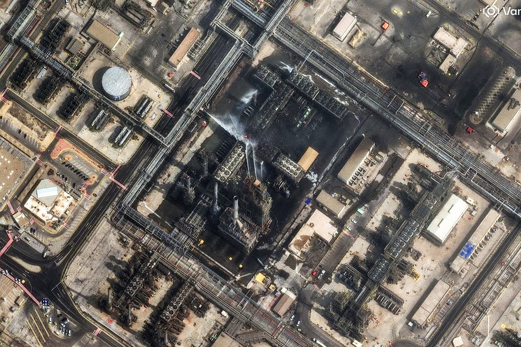 AP : After strike image by Iran of an oil refinery in Saudi Arabia