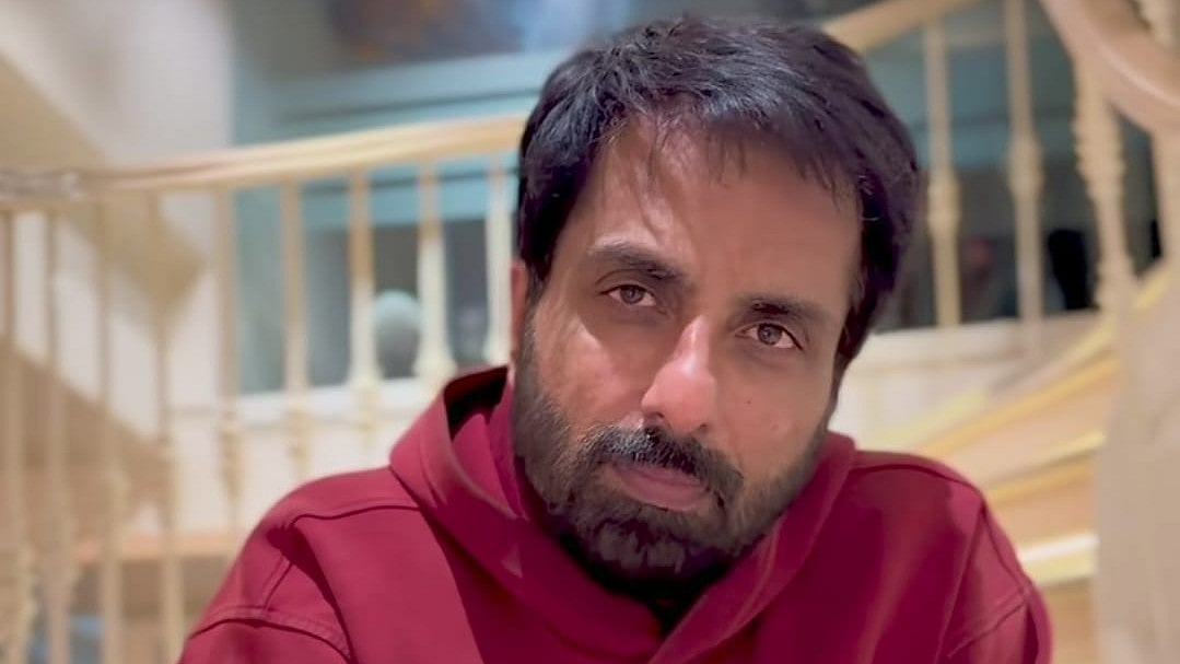 Instagram/Sonu Sood : Sonu Sood offers free stay to travellers stranded in Dubai 