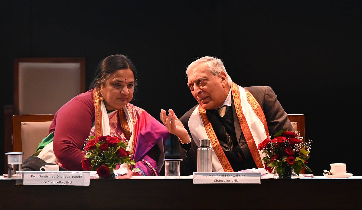 IMAGO / Hindustan Times : Kanwal Sibal JNU Chancellor, Santishree Dhulipudi Pandit Vice chancellor of JNU during 9th convocation of the Jawaharlal Nehru University on January 12, 2026 in New Delhi, India. (Photo by Arvind Yadav Hindustan Times) 9th Convocation Of The Jawaharlal Nehru University.