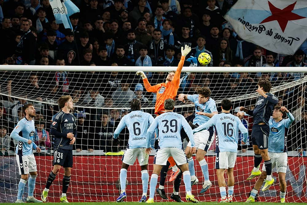 | Photo: AP/Lalo R. Villar : Celta's goalkeeper Ionut Radu clears a ball during a Spanish La Liga soccer match between Celta Vigo and Real Madrid in Vigo, Spain.