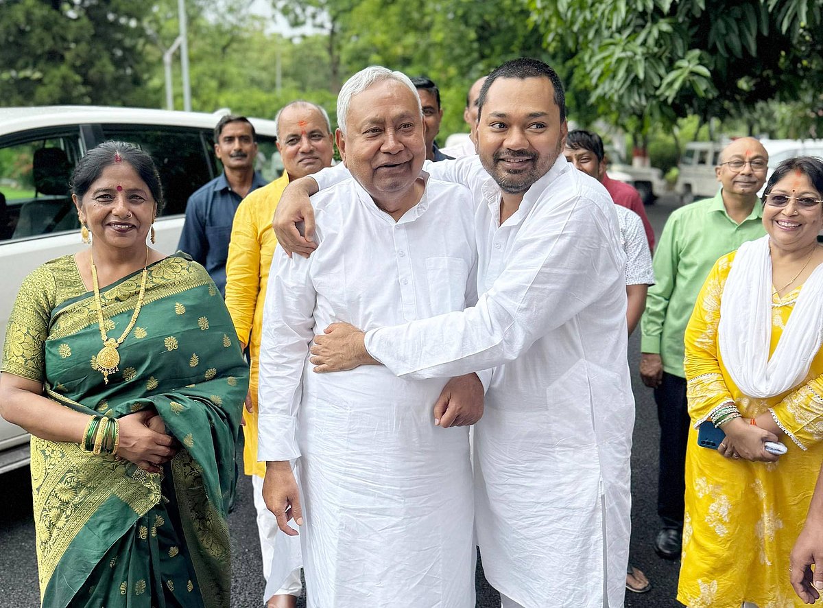 IMAGO / Hindustan Times : Bihar Chief Minister Nitish Kumar with his son Nishant Kumar on Nishant's birth day at 1, Anne Marg on July 20, 2025 in Patna, India
