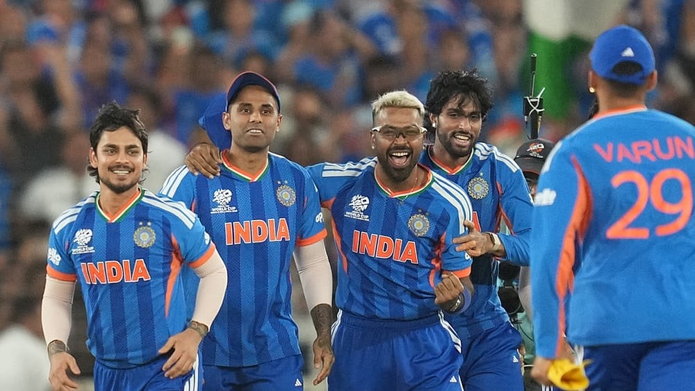 | Photo: AP/Rafiq Maqbool : India's players celebrate after winning the T20 World Cup cricket final match against New Zealand in Ahmedabad.
