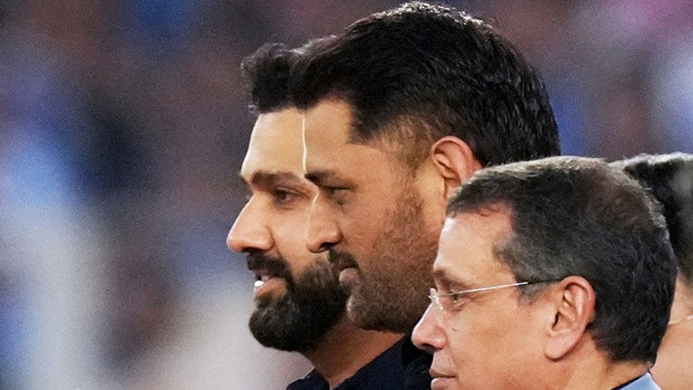 | Photo: AP/Ajit Solanki : Former India international Rohit Sharma, left, and Mahendra Singh Dhoni, center jointly hold the winner's trophy before the start of the T20 World Cup cricket final match between India and New Zealand in Ahmedabad