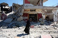 Hezbollah Vs Tzahal: The Silent Battlefield Of Southern Lebanon Photo: Imago : A Lebanese woman makes her way trough the debris covered street of a village that was almost completely destroyed by Israeli bombing.
