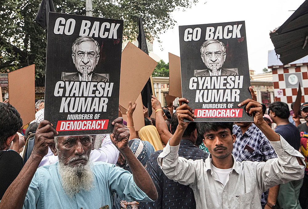 | Photo: PTI/Swapan Mahapatra : People show placards with "go back" at a demonstration during the visit of Chief Election Commissioner Gyanesh Kumar to Kalighat Kali Temple, in Kolkata.