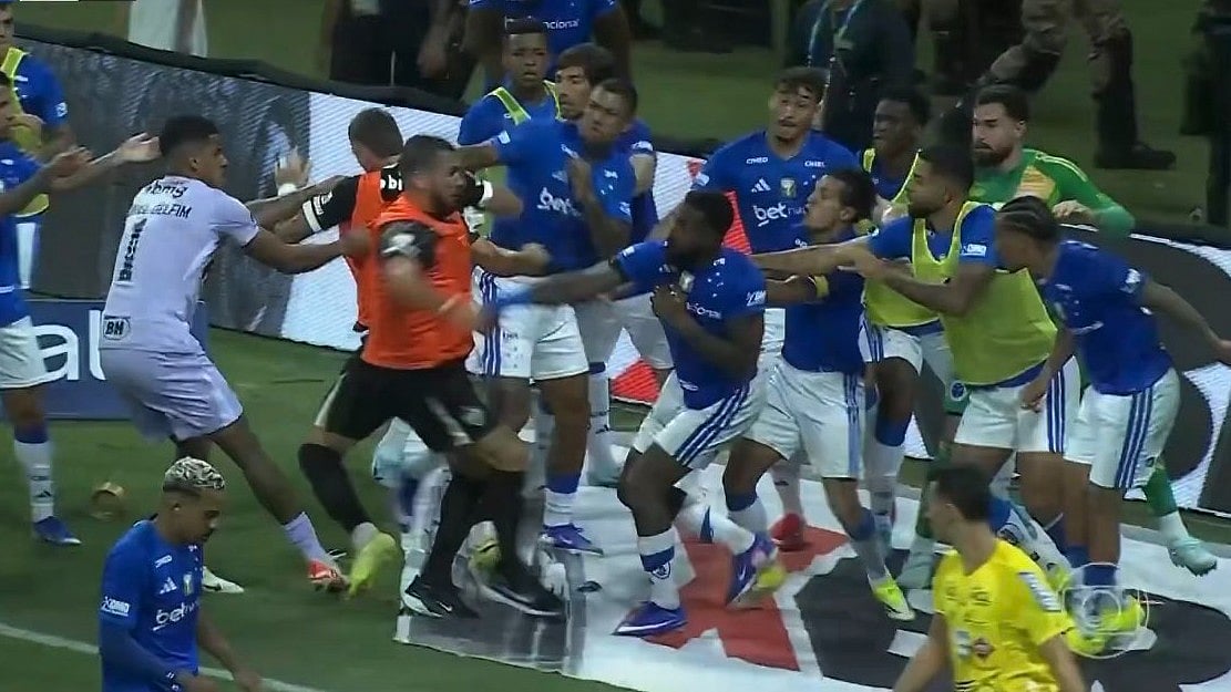 | Photo: Screenshot/X : Cruzeiro and Atletico Mineiro players fight during their Campeonato Mineiro match on March 8, 2026.