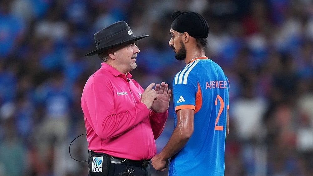 | Photo: AP/Ajit Solanki : Umpire Richard Illingworth speaks with India's Arshdeep Singh after a misguided throw by the latter hit New Zealand's Daryl Mitchell's bat during the T20 World Cup cricket final match between India and New Zealand in Ahmedabad.