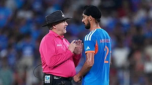 | Photo: AP/Ajit Solanki : Umpire Richard Illingworth speaks with India's Arshdeep Singh after a misguided throw by the latter hit New Zealand's Daryl Mitchell's bat during the T20 World Cup cricket final match between India and New Zealand in Ahmedabad.
