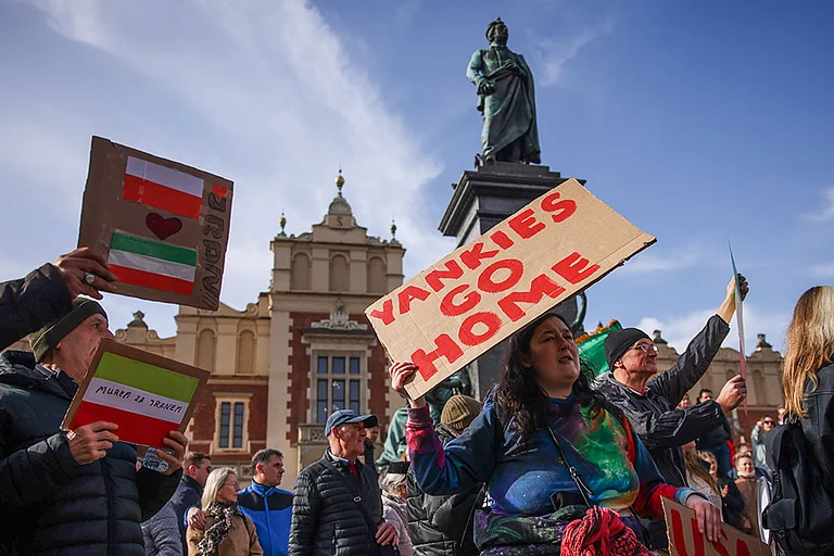 Demonstration Against Israeli-American Aggression On Iran People hold flags and banners while attending Hands off Iran rally at the Main Square in Krakow, Poland - | Photo: IMAGO/Beata Zawrzel