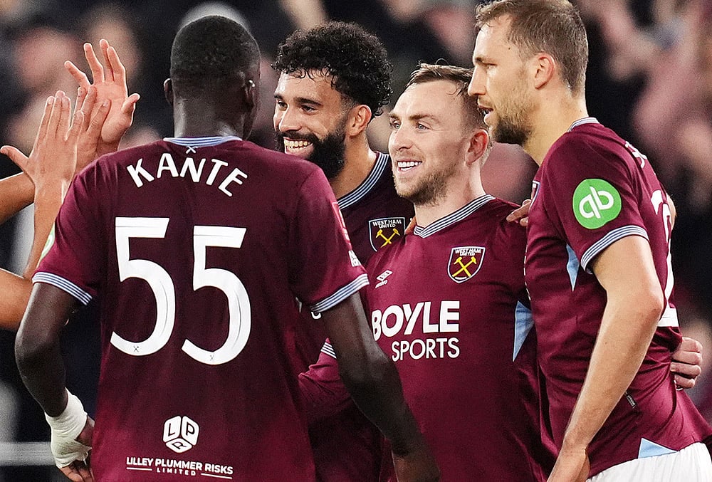 | Photo: John Walton/PA via AP : West Ham United's Jarrod Bowen, second right, celebrates scoring with teammates during the English FA Cup fifth round soccer match between West Ham United and Brentford in London.