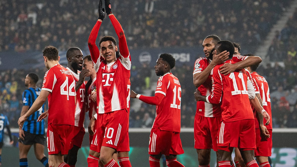 FCBayernEN/X : Bayern Munich players celebrating a goal against Atalanta in the UEFA Champions League 2025-26. 