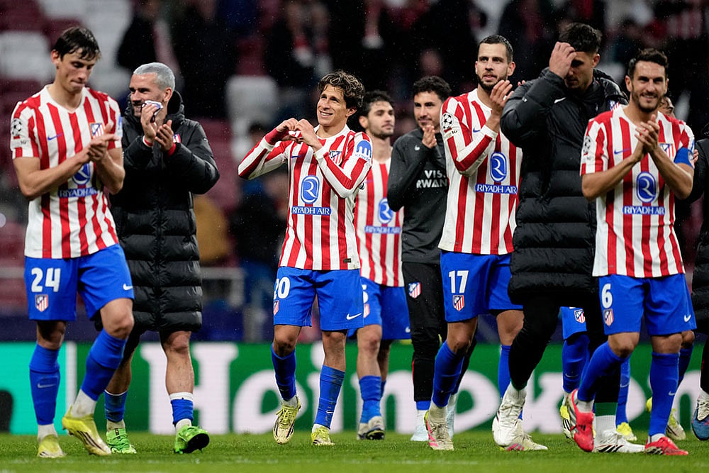 | Photo: AP/Jose Breton : Atletico Madrid players greet fans at the end of the first leg of the Champions League round of 16 soccer match between Atletico Madrid and Tottenham in Madrid, Spain.