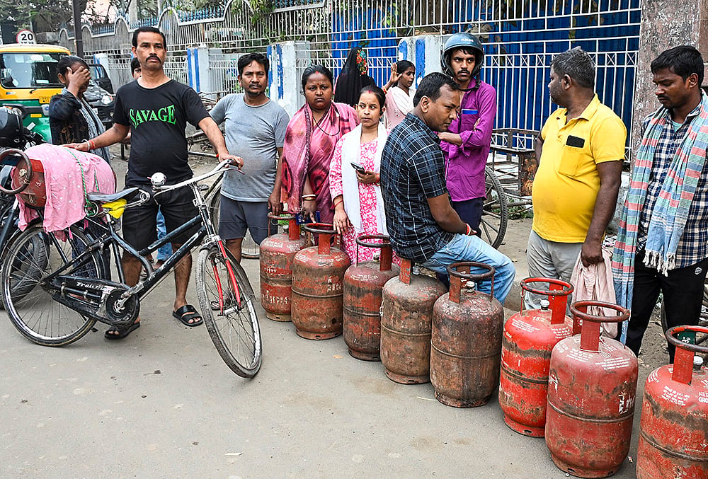 | Photo: PTI : People queue up to book LPG cylinders at an Indane gas agency, in Patna, Bihar. Long queues were seen at several gas agencies amid an ongoing LPG supply shortage in the country. 