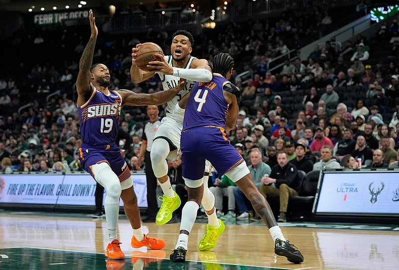 Milwaukee Bucks Vs Phoenix Suns NBA basketball-Giannis Antetokounmpo