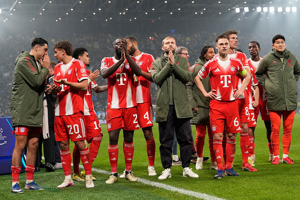 | Photo: AP/Luca Bruno : Bayern players applaud to fans after the Champions League round of 16 soccer match between Atalanta and FC Bayern Munich in Bergamo, Italy.