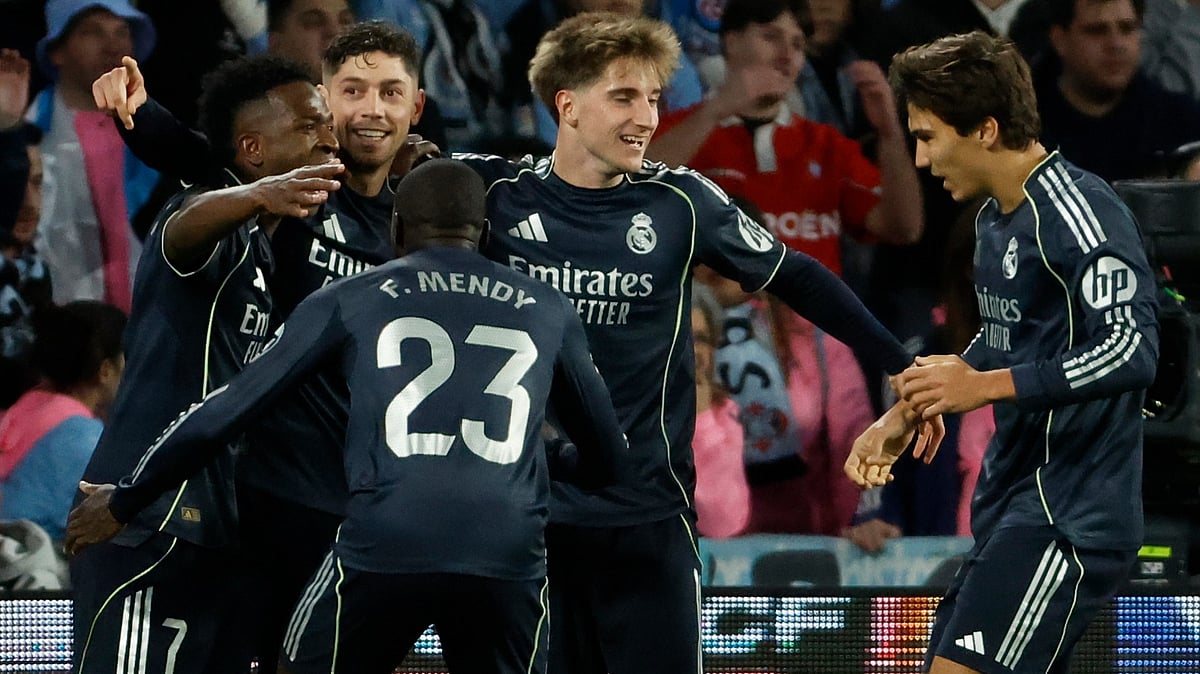 Real Madrid's Federico Valverde, second left, celebrates with his teammates after scoring his side's second goal during a Spanish La Liga soccer match between Celta Vigo and Real Madrid in Vigo, Spain, Friday, March 6, 2026.  - | Photo: AP/Lalo R. Villar