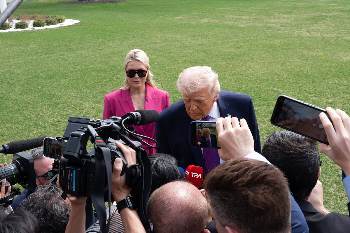 IMAGO / ZUMA Press Wire : United States: President DONALD TRUMP takes questions from the media on Iran, Europe and voter identification as he boards Marine One for a flight to Kentucky on March 11, 2026