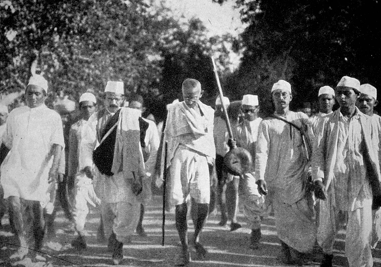 Scenes during Mahatma Gandhi's famous Salt March. This march on foot to the sea coast at Dandi, on the eve of the Salt Satyagraha, 1930. - IMAGO / United Archives