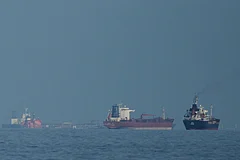 Oil tankers and cargo ships line up in the Strait of Hormuz as seen from Khor Fakkan, United Arab Emirates, rep image | - | Photo: AP/Altaf Qadri