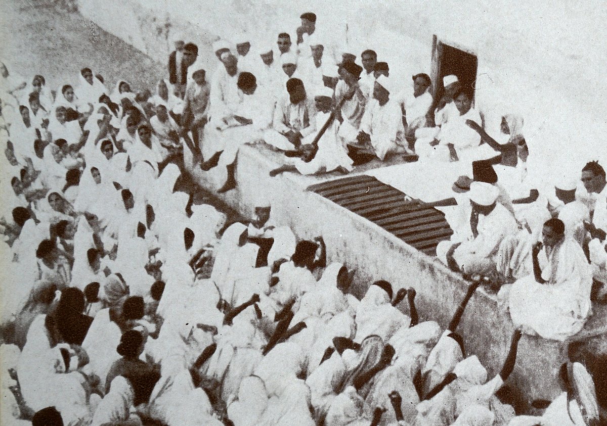 IMAGO / United Archives : Scenes on the eve of the march on foot to the sea coast of Dandi, called on the Dandi March or Salt Satyagraha led by Mahatma Gandhi. This peaceful resistance was part of Gandhi's Non-violent opposition to British rule in India