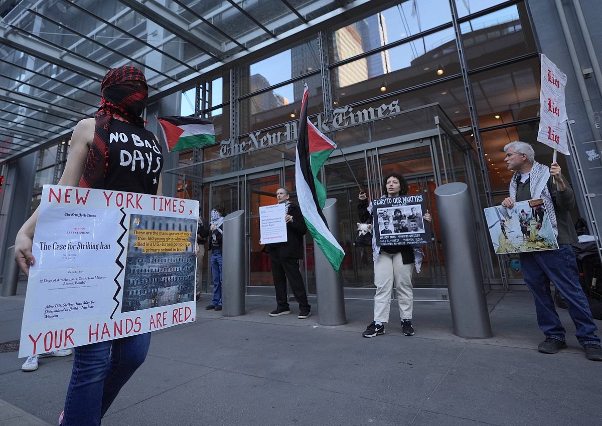 IMAGO / Anadolu Agency : Pro-Palestine activists rally outside the New York Times building to protest the newspaper’s coverage of Israel’s war in Gaza and Iran in New York City, United States, on March 09, 2026. 