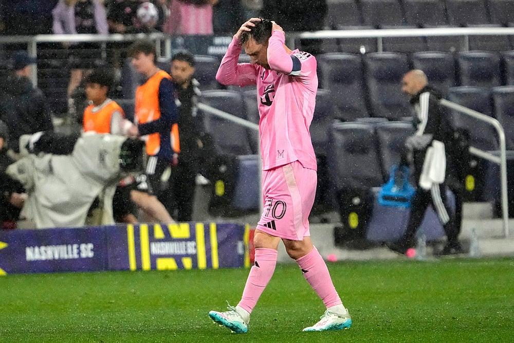| Photo: AP/Mark Humphrey : Inter Miami forward Lionel Messi leaves the field in the rain after a draw against Nashville SC in a CONCACAF Champions Cup Round of 16 soccer match in Nashville, Tenn.