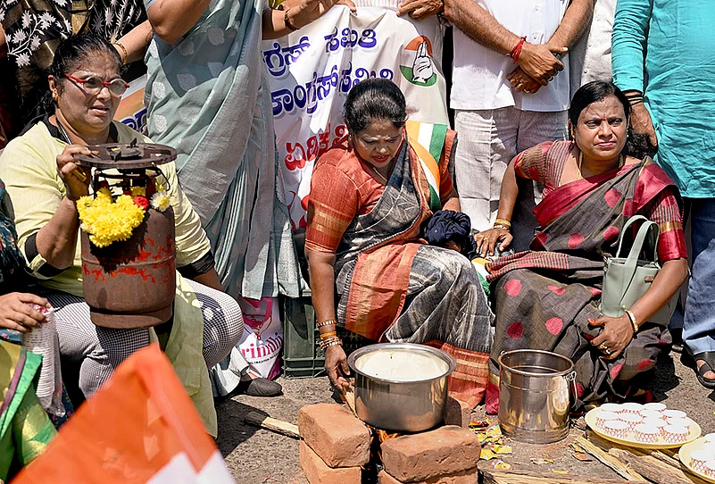 LPG crisis: Congress protest in Shivamogga