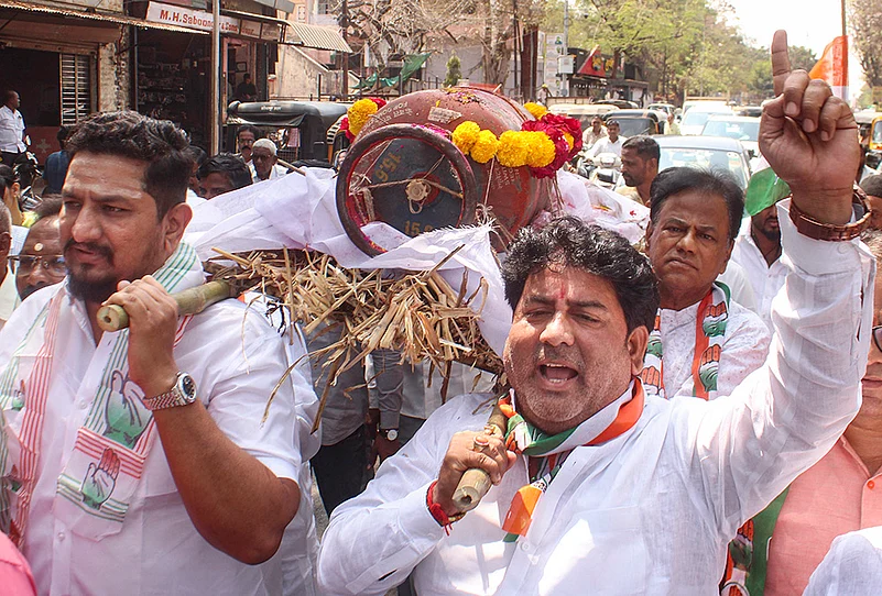 LPG crisis: Congress protest in Solapur