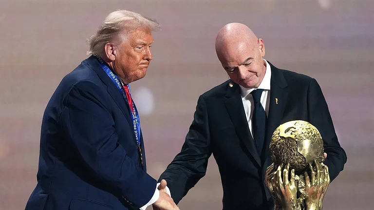 FIFA President Gianni Infantino presents President Donald Trump with the FIFA Peace Prize during the draw for the 2026 soccer World Cup at the Kennedy Center in Washington, Friday, Dec. 5, 2025. - | Photo: AP/Stephanie Scarbrough