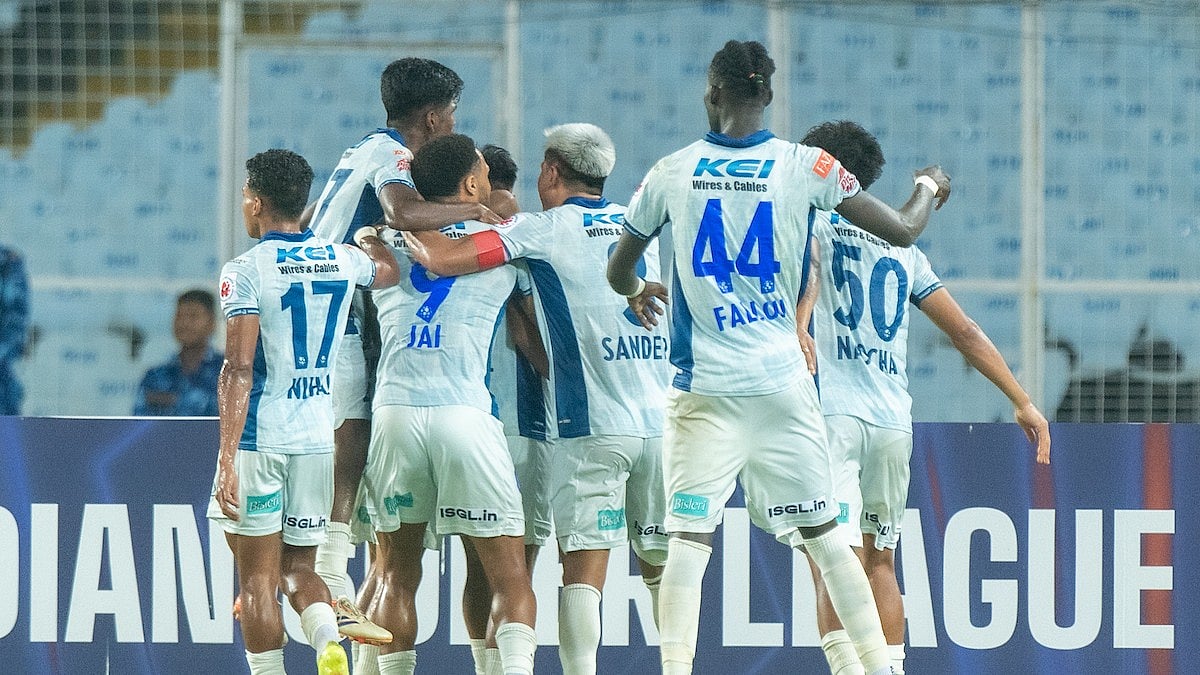 AIFF  : Kerala Blasters celebrate after Muhammad Ajsal scored the stoppage-time equalizer against East Bengal FC on ISL matchday 5 at the Salt Lake Stadium 