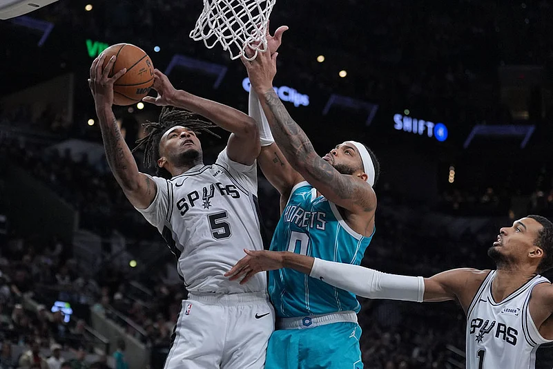 Basketball: San Antonio Spurs vs Charlotte Hornets