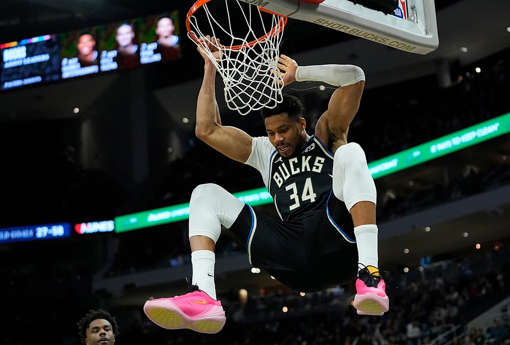Milwaukee Bucks Vs Indiana Pacers NBA game-Giannis Antetokounmpo