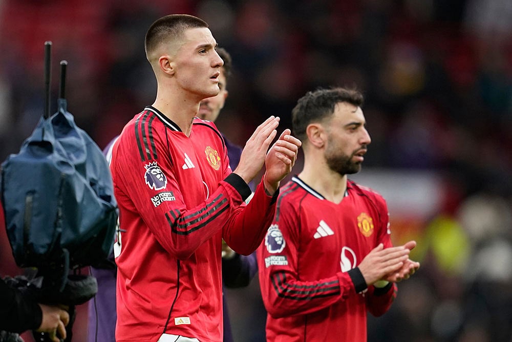 | Photo: AP/Dave Thompson : Manchester United's Benjamin Sesko, left, and Bruno Fernandes walk off the pitch after during the Premier League soccer match between Manchester United and Aston Villa in Manchester, England.
