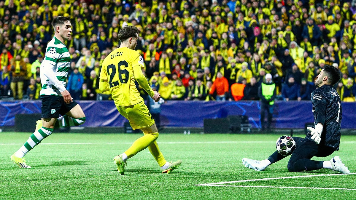 Sporting's Luis Suárez, left, and Bodo/Glimt's Jostein Gundersen fight for the ball during the Champions League soccer match between Bodo/Glimt and Sporting Lisbon, in Bodo, Norway, Wednesday March 11, 2026.  - | Photo: AP/Mats Torbergsen
